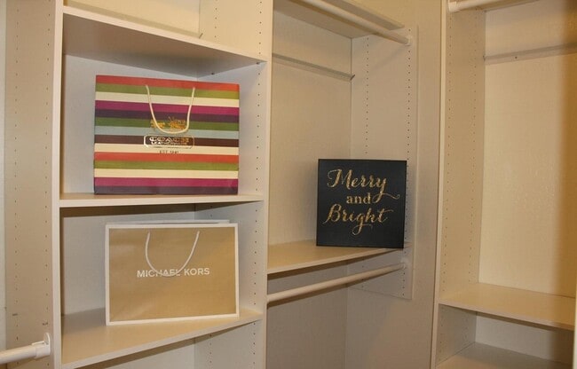 Building Photo - 9456 E Pine Valley Rd