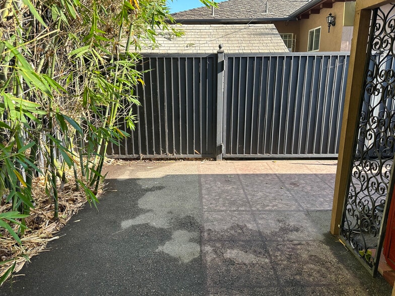 alt angle path to back yard - 10809 Huston St