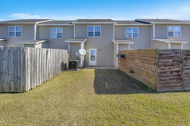 Building Photo - 2 Bed 2.5 Bath Townhome