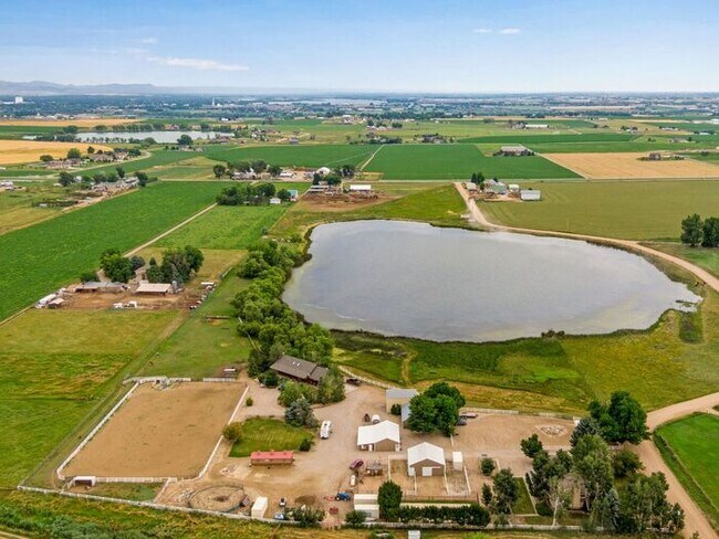 Building Photo - Spacious Bi-Level Home with Mountain & Lak...