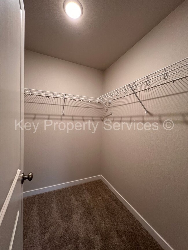 Building Photo - Newer Townhome in North Vancouver/Ridgefield