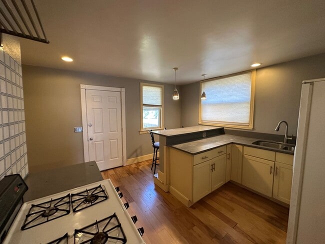 Building Photo - 824 E Wright St