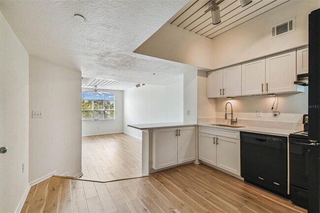 Building Photo - 2331 W Horatio St
