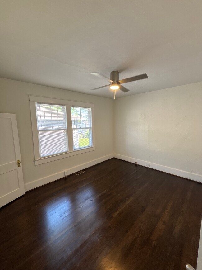 Building Photo - Inglenook 4118