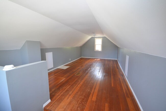 Building Photo - Beautiful Family Home Near Downtown And Al...