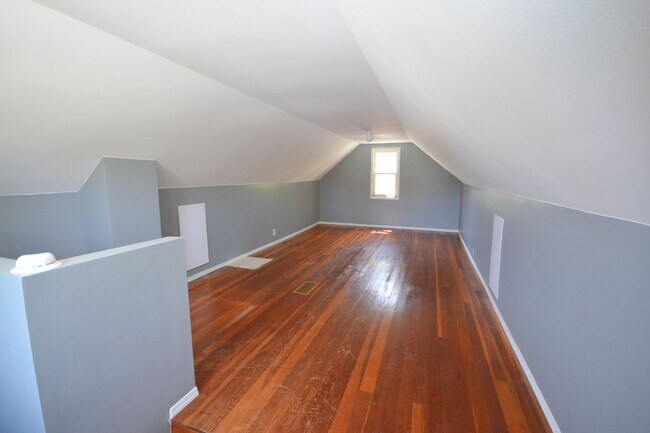 Building Photo - Close to Downtown Location with Fenced Yard