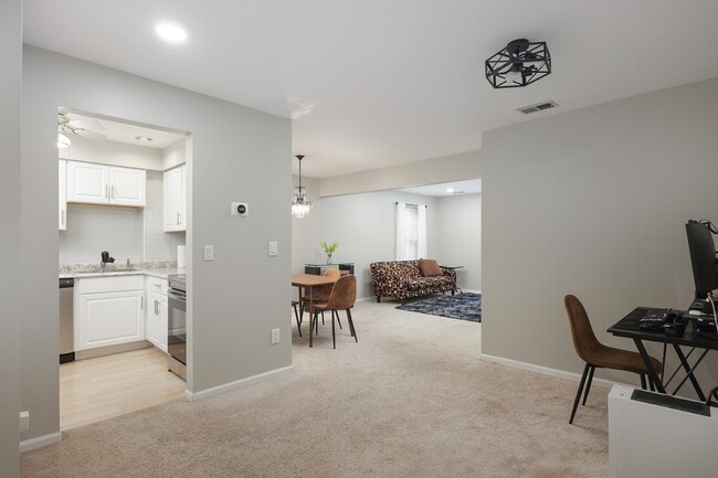 Building Photo - 91 Jamestown Rd