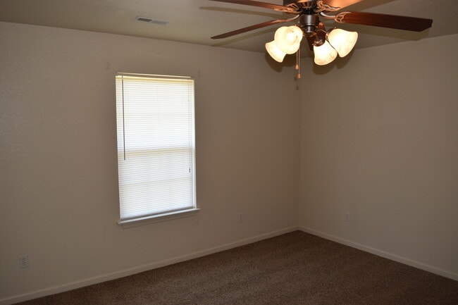 Building Photo - Beautiful 2 Bedroom, 2 Bathroom Duplex with a Garage!