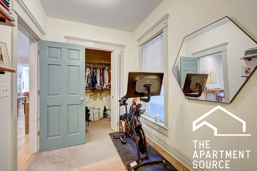 Building Photo - 882 N Marshfield Ave