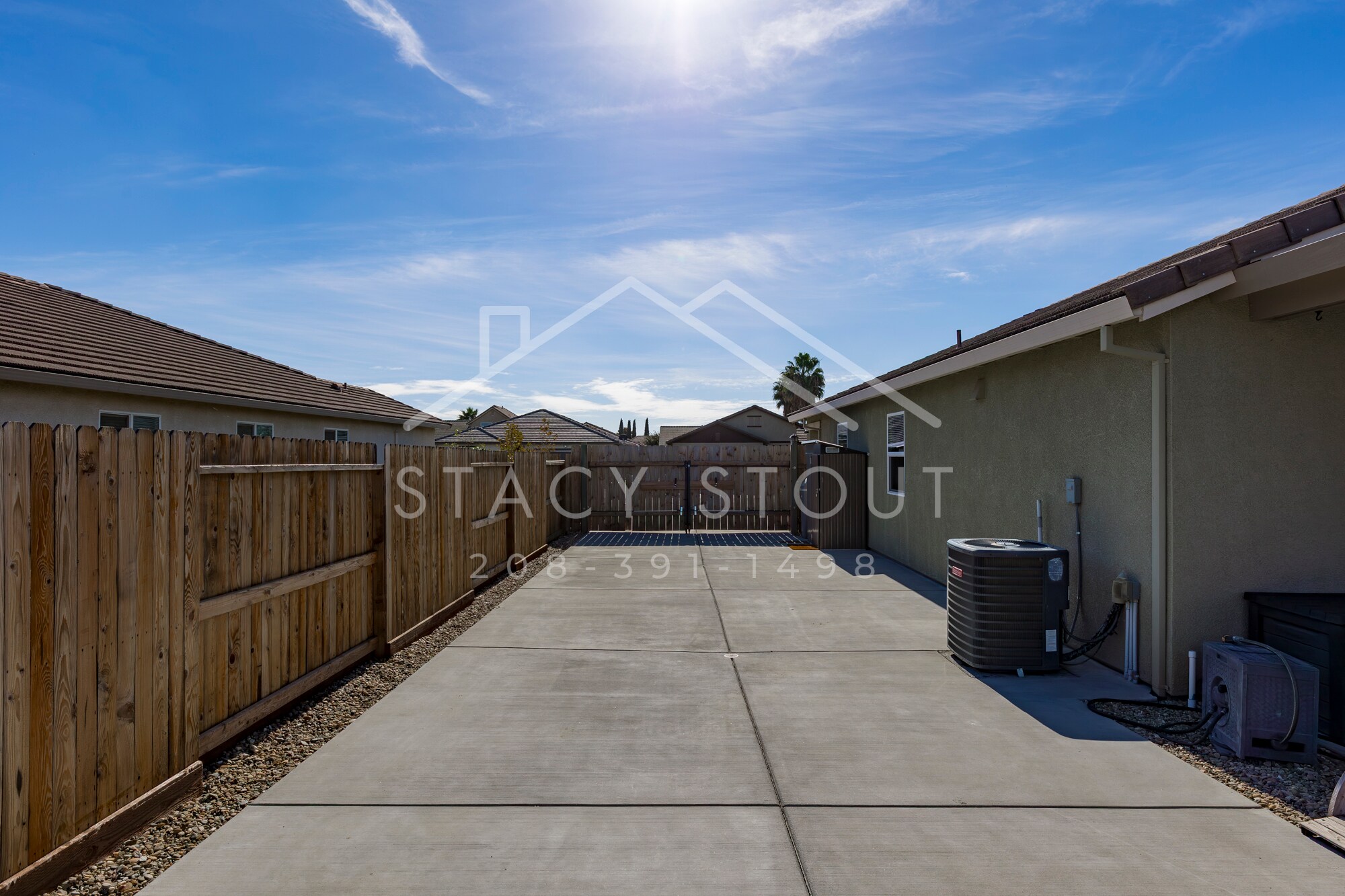 Building Photo - 1385 Deerwood St