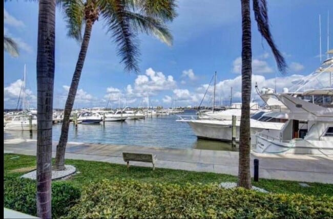 Building Photo - 802 W Windward Way