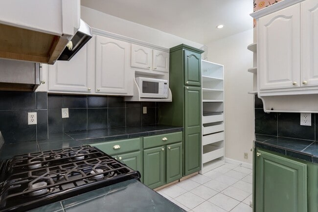 Building Photo - 5 Bed / 2 Bath home in Outer Richmond near...