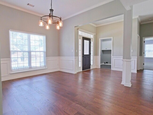 Building Photo - 304 Farmington Dr