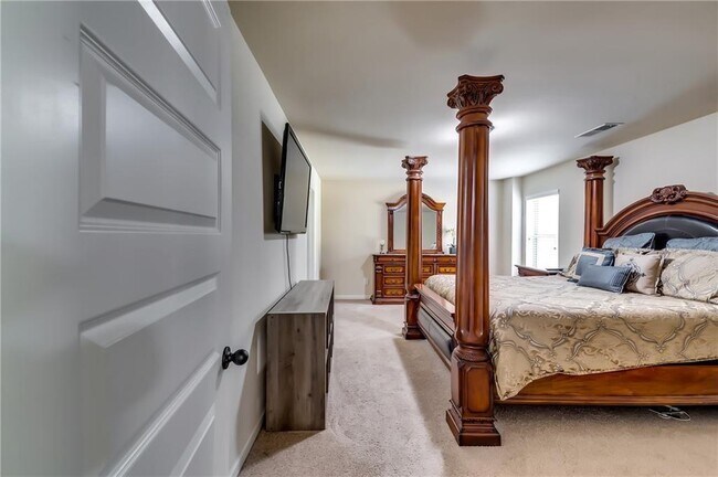 Building Photo - 2216 Golden Eagle Dr