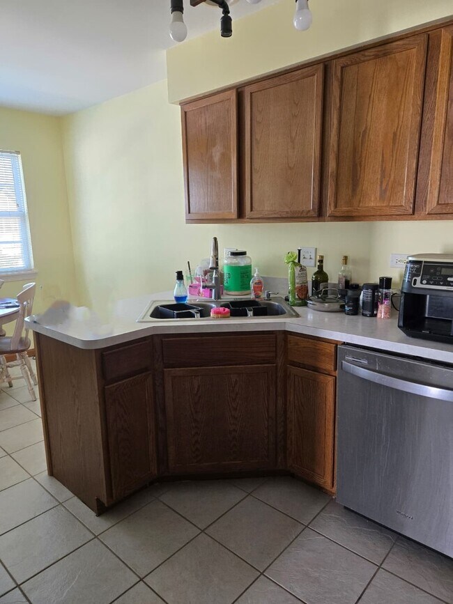 Building Photo - 2544 Dickens Dr
