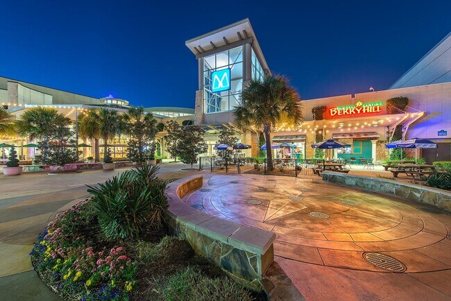 Building Photo - 1018 Memorial Village Dr