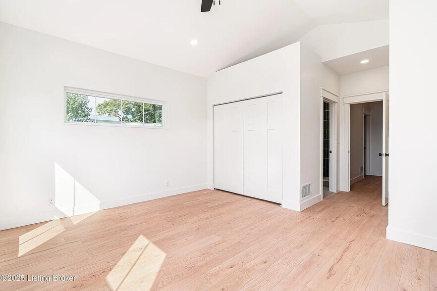 Building Photo - 935 E Madison St