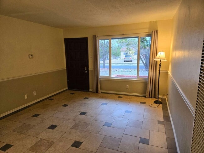 Building Photo - Spacious Home in NE Heights