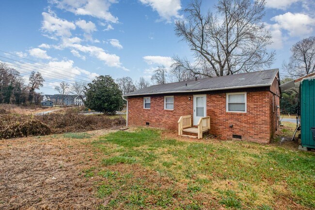 Building Photo - 825 Norwood Dr