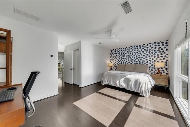 Building Photo - 1213 Van Allen Mews NW