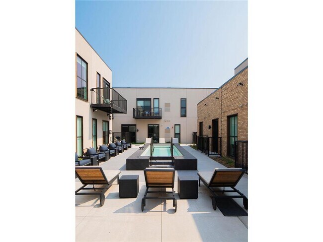 Building Photo - 222 West Dr