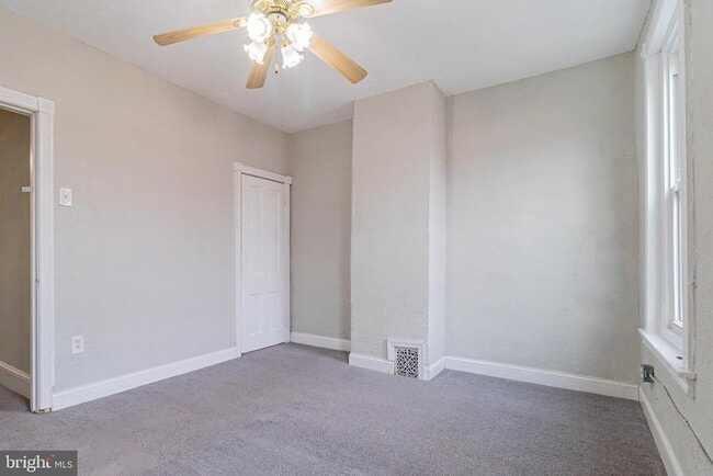 Building Photo - 1528 S Hollywood St