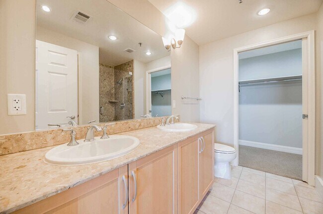 Building Photo - GORGEOUS DOWNTOWN HIGHRISE CONDO FOR LEASE!