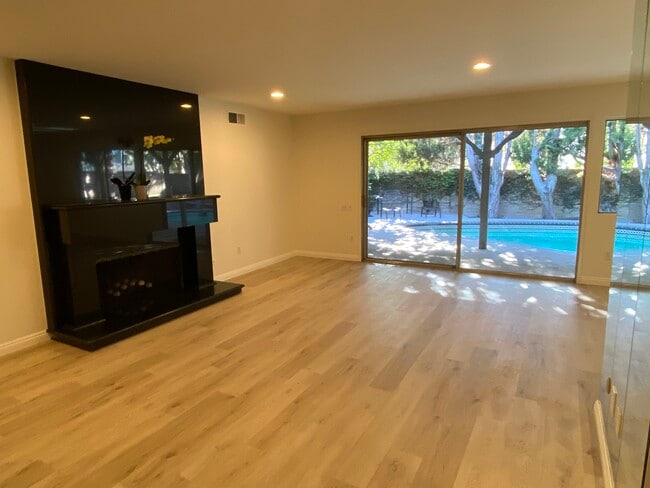 Building Photo - 5541 Bellaire Ave