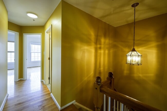 Building Photo - Tower Oaks First-Time Townhome in Rockville is Move-in Ready!