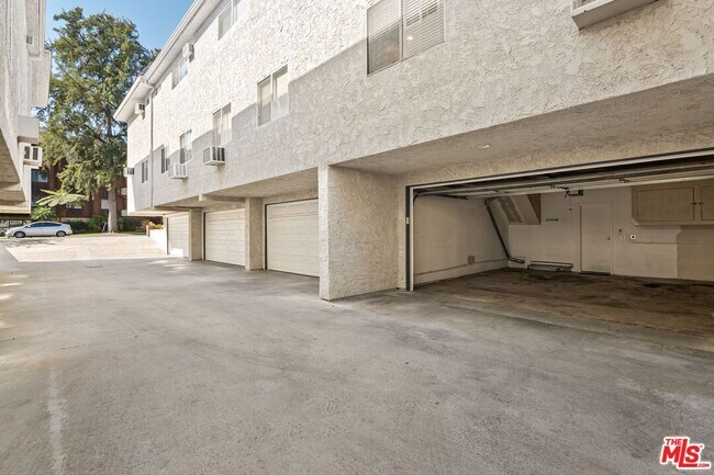 Building Photo - 2242 S Bentley Ave