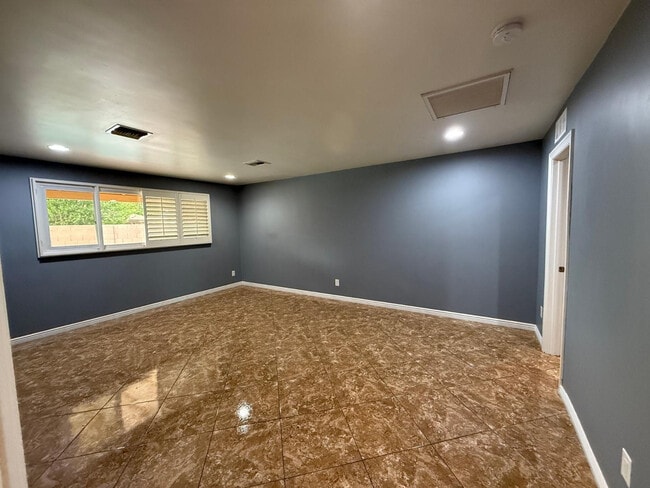 Building Photo - 4028 W Augusta Ave