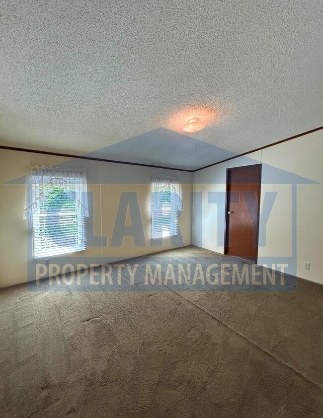 Building Photo - Three bedroom home w/ screened in porch!