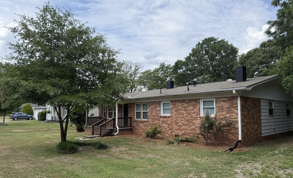 Front - 110 Gilliland Ave