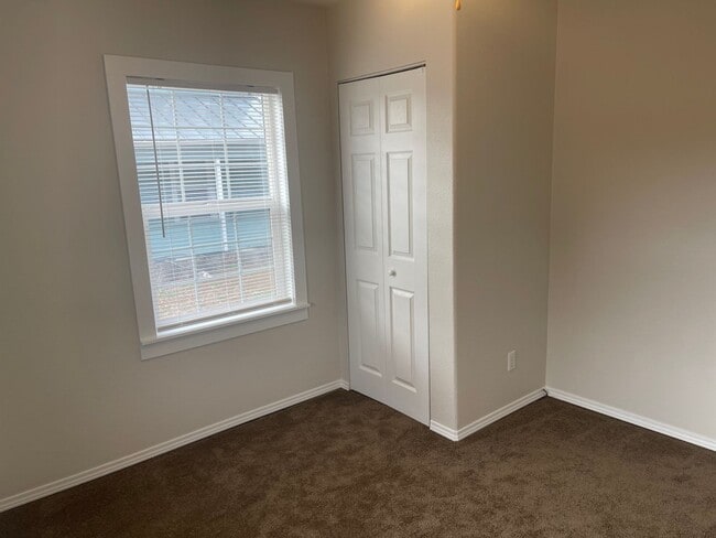 Building Photo - Comfortable 3-Bedroom Home with Huge Backy...
