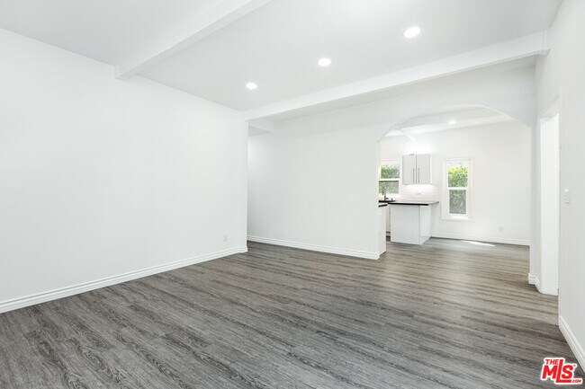 Building Photo - 8718 Rosewood Ave