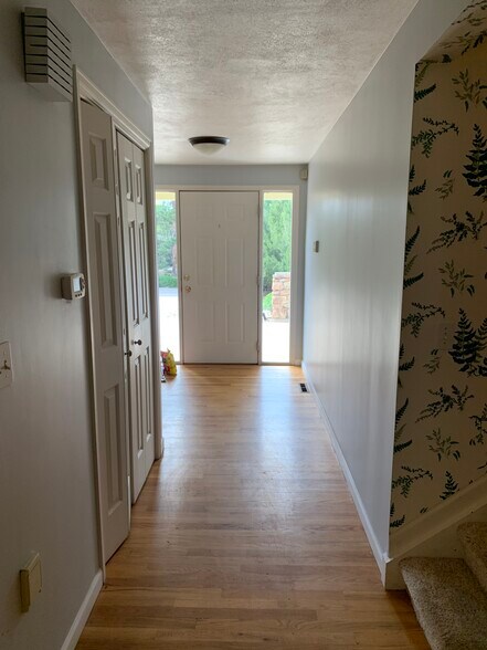 Foyer (front door) - 5292 Idylwild Trl