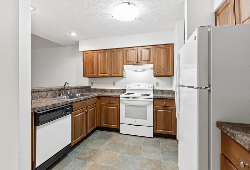 Spacious Kitchen - Fairway Meadows Associates LLP