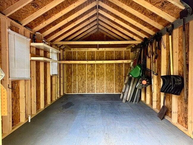 Building Photo - 27 Lynnbrook Ave