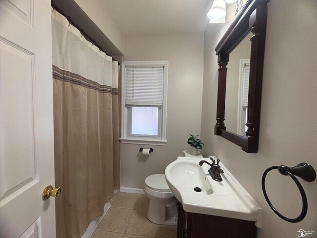 Building Photo - 1273 Lindbergh St