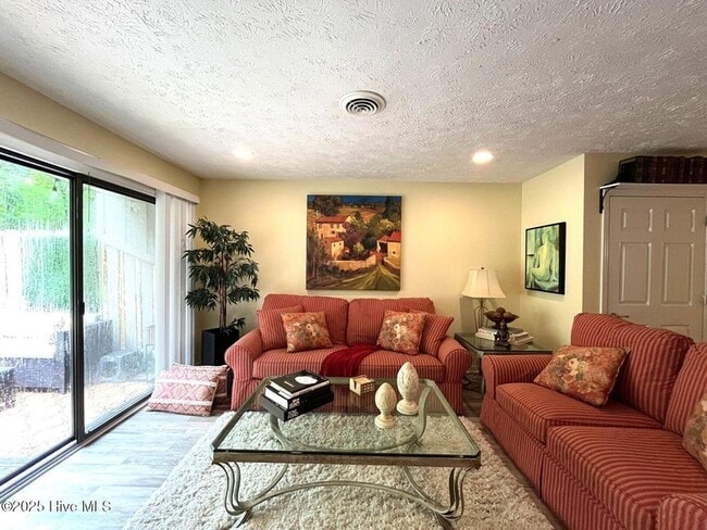 Building Photo - 940 Linden Rd