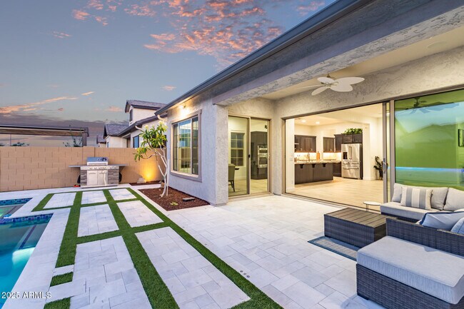 Building Photo - 2316 E Canary Dr
