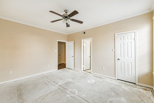 Building Photo - 2255 Braeswood Park Dr