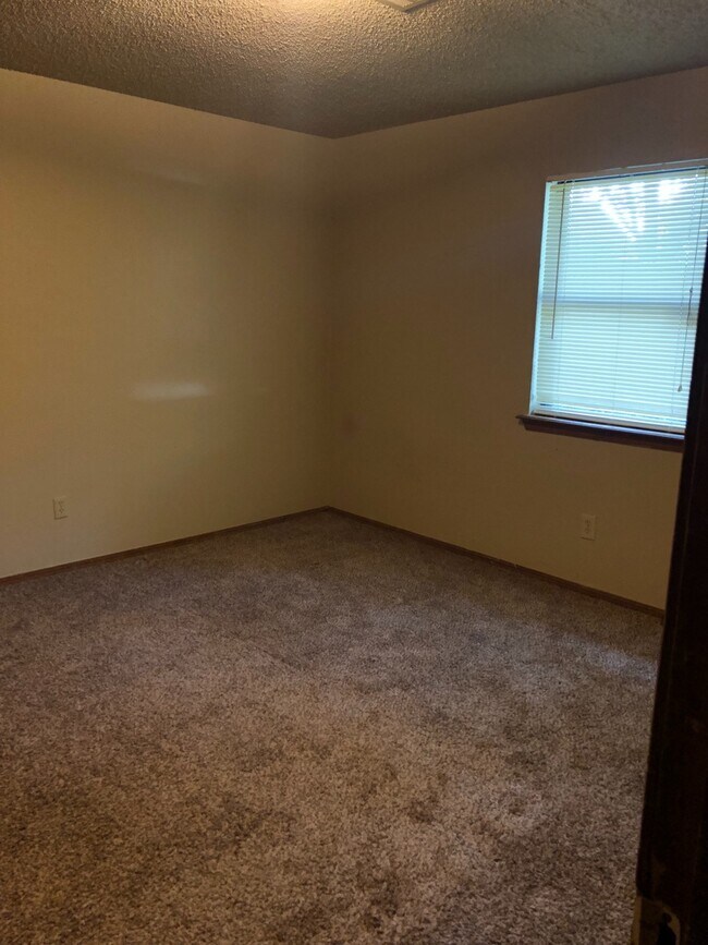 Building Photo - Perfect Location!