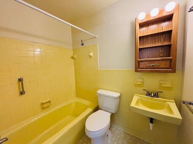 Building Photo - 111 Canterbury Ct