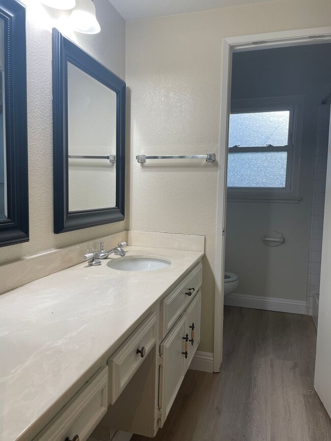 Building Photo - Gorgeous 4 Bedroom 2 Bathroom Home with Lo...