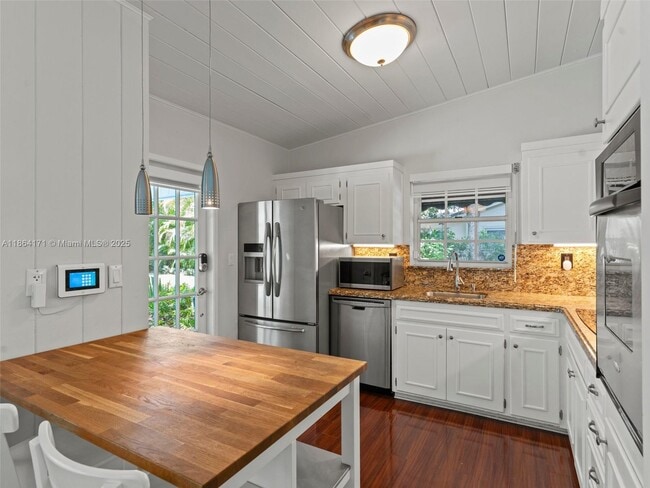 Building Photo - 9310 SW 70th Ave