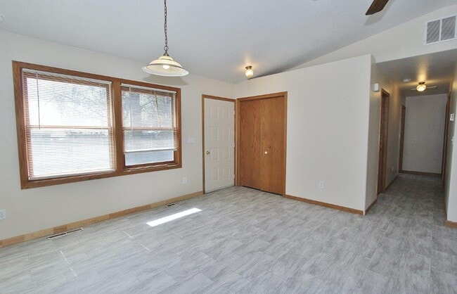 Building Photo - 1020 S Hayes Ave