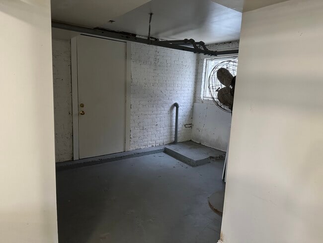 Building Photo - 4054 W Dickens Ave