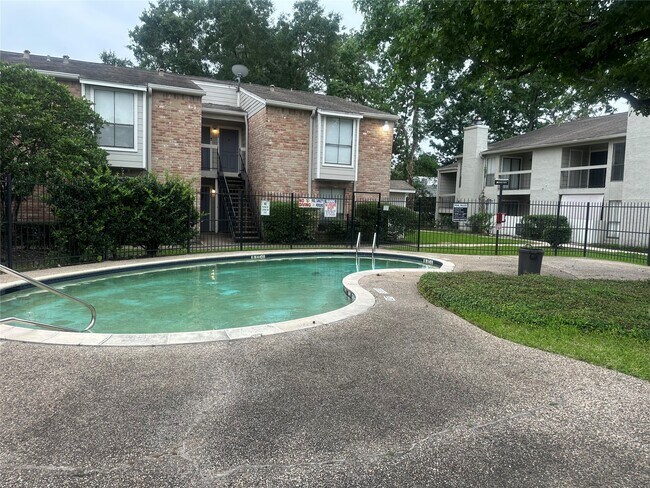 Building Photo - 17401 Red Oak Dr