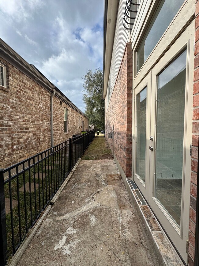 Building Photo - 107 Island Blvd